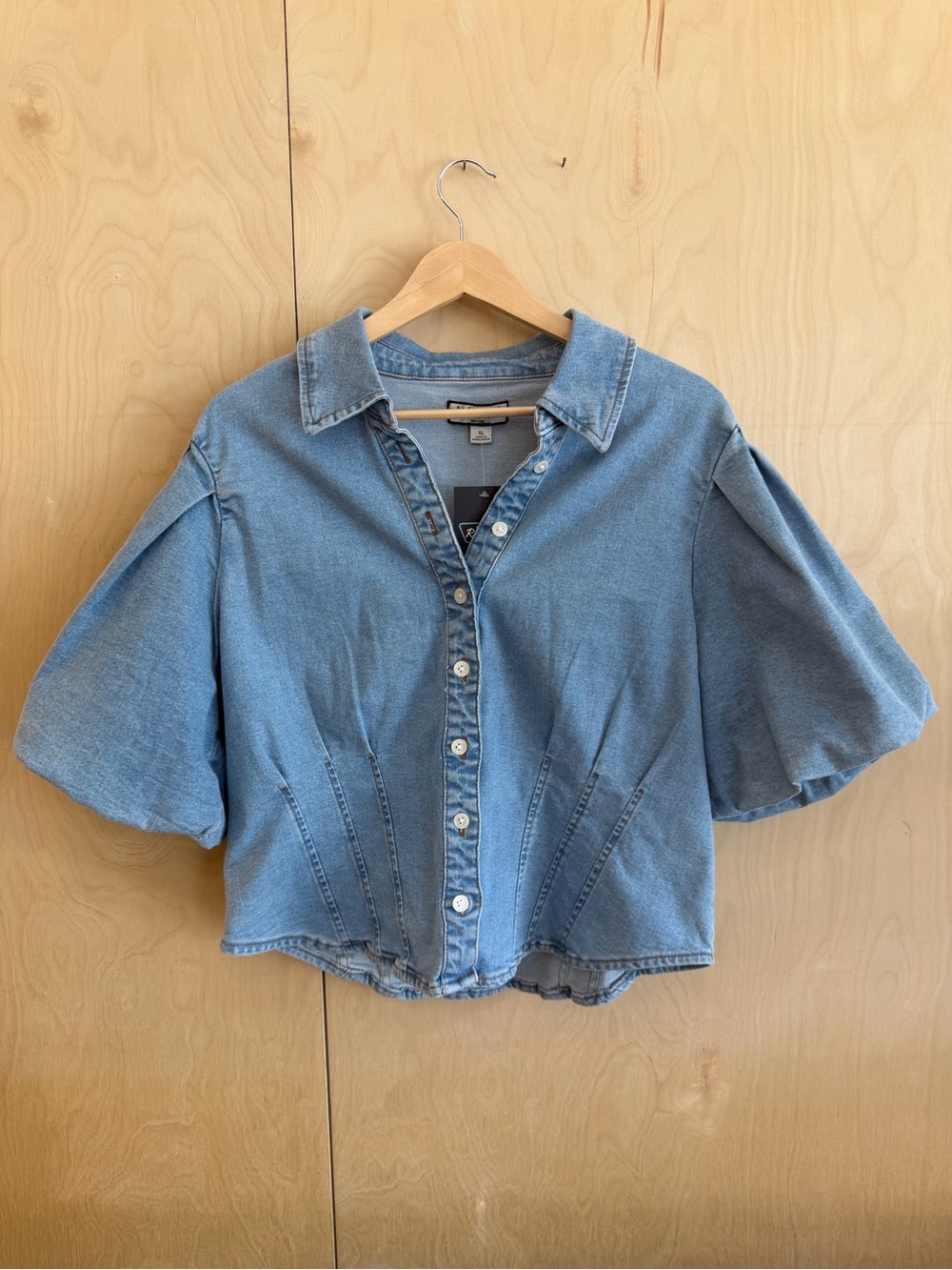 Bagatelle Collection Cropped Puff Sleeve Light Wash Denim Button-Up Top